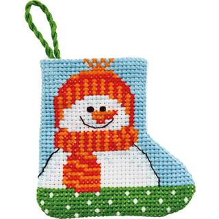 Broderikit Snemand 7 x 7 cm Broderisæt: snemand-motiv Dimensioner: 7x7 cm Stilfuldt og vinterligt udtryk 6 farver DMC Mouliné Broder på hvid Aida 5,4 tråde/cm.