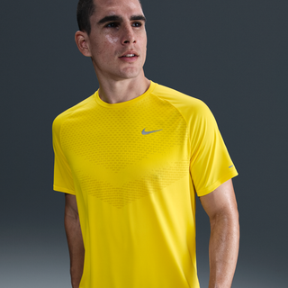 Kortærmet Nike Stride Dri-FIT ADV-løbetop til mænd - gul - XL