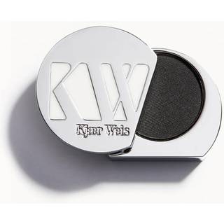 Kjaer Weis Powder Eye Shadow. Meget pigmenteret sort øjenskygge med organiske ingredienser. Ultra blandbar øjenskygge for langvarig øjenmakeup. G
