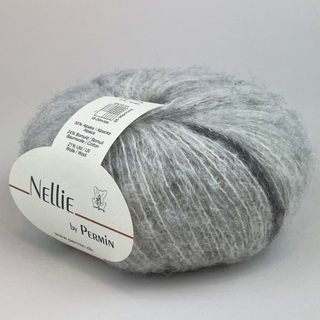 Permin Nellie 07 Gråmeleret Indhold: 55% børstet alpaca, 24% bomuld, 21% uld Vægt/længde: 50 g = ca. 200 meter Anbefalede pinde: 3.50-4.00 mm Strikkefasthed: 10 x 10 cm = 18-20 m x 28-30 p Vask: Håndvask.