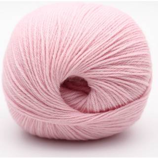 Kremke The Merry Merino 220 GOTS 10 Puderrosa Indhold: 100% økologisk merinould Vægt/længde: 50 g = ca. 220 m Anbefalede pinde: 2.5-3.5 mm Strikkefasthed: 10 cm = 28 m Vask: Finvask30ºC.