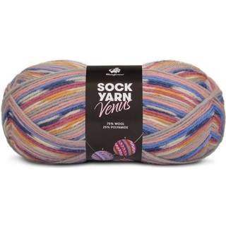 Mayflower Sock Yarn Universe Venus 06 Grå/Pudder/Kornblomst/Karry/Navy Indhold: 75% Superwash uld, 25% Polyamid Vægt/længde: 50 gram = ca. 210 meter Anbefalede pinde: 2.50-3.00 mm Strikkefasthed: 10 x 10 cm = 28 m x 42 rk Finvask eller uldvask 40°C / Tørres fladt.