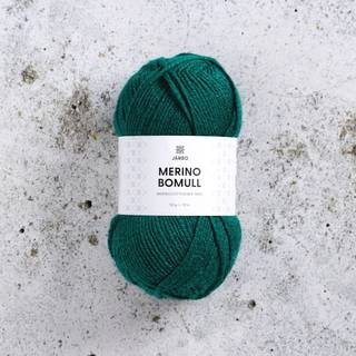 Järbo Merino Bomull 24 Green supreme Indhold:50% merinould, 50% bomuld Vægt/længde: 50 g = ca. 121 meter Anbefalede pinde: 4 mm Strikkefasthed: 10 x 10 cm = 22 m x 28 p Anbefalet hæklenål: 4mm Hæklefasthed: 16 fm x 20 r Vask: Finvask 30ºC.