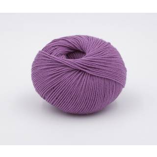 Phildar Mérinos 3,5 Violet Indhold:100% Uld Vægt/længde:50 g = 130 m Anbefalede pinde:3,5 mm Strikkefasthed:10 cm x 10 cm = 24 m x 32 r Kan vaskes på maskine, maks. 30ºC / Tørres fladt.