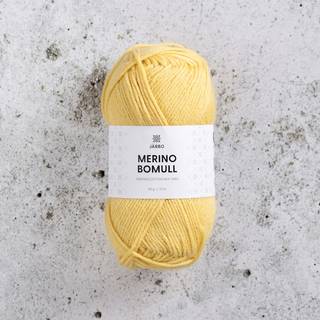 Järbo Merino Bomull 23 Butter me up Indhold:50% merinould, 50% bomuld Vægt/længde: 50 g = ca. 121 meter Anbefalede pinde: 4 mm Strikkefasthed: 10 x 10 cm = 22 m x 28 p Anbefalet hæklenål: 4mm Hæklefasthed: 16 fm x 20 r Vask: Finvask 30ºC.