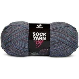 Mayflower Sock Yarn Universe Vega 02 Støvet Blå/Mørkeblå/Skifer/Petroleum Indhold: 75% Superwash uld, 25% Polyamid Vægt/længde: 50 gram = ca. 210 meter Anbefalede pinde: 2.50-3.00 mm Strikkefasthed: 10 x 10 cm = 28 m x 42 rk Finvask eller uldvask 40°C / Tørres fladt.