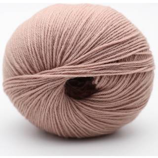 Kremke The Merry Merino 220 GOTS 03 Taupe Indhold: 100% økologisk merinould Vægt/længde: 50 g = ca. 220 m Anbefalede pinde: 2.5-3.5 mm Strikkefasthed: 10 cm = 28 m Vask: Finvask30ºC.