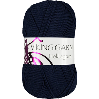 Viking Heklegarn 12/4 826 Marineblå Indhold:100% bomuld Vægt/længde: 100 g = ca. 300 meter Anbefalede pinde: 3 mm Strikkefasthed: 10 = 24 m Anbefalet hæklenål: 1.5-1.75mm Vask:Maskinvask 60ºC.