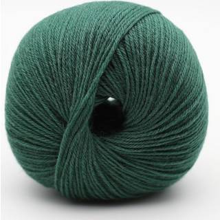 Kremke The Merry Merino 220 GOTS 17 Tannengrün Indhold: 100% økologisk merinould Vægt/længde: 50 g = ca. 220 m Anbefalede pinde: 2.5-3.5 mm Strikkefasthed: 10 cm = 28 m Vask: Finvask30ºC.