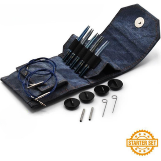 LYKKE Udskiftbare Rundpindesæt, Indigo, Starter Set, Blå, 9 cm Materiale:Birketræ Type:Udskiftelige rundpinde Størrelser:3.25, 3.50, 3.75, 4.00 og 4.50 mm Pindelængde:9cm Tilbehør: 3 x Kabler: 40 cm, 50 cm og 60 cm 2 Kabelovergange 2 Strammenøgler 4 Endestoppere.