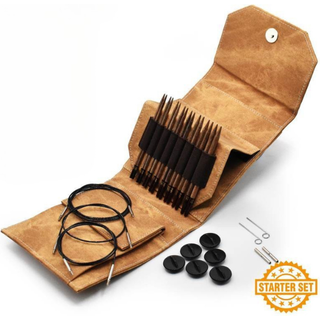 LYKKE Udskiftelige Rundpindesæt Umber, Starter Set, Tan, 13 cm Materiale:Birketræ Type:Udskiftelige rundpinde Størrelser:3.25, 3.50, 3.75, 4.00, 4.50, 5.00, 5.50 og 6.00 mm Pindelængde:13 cm Tilbehør: 3 x Kabler: 60 cm, 80 cm og 100 cm 2 Kabelovergange 2 Strammenøgler 6 Endestoppere.