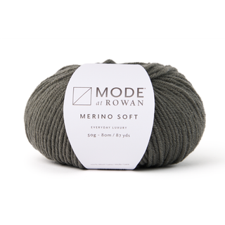 Mode at Rowan Merino Soft 015 Charcoal Indhold: 100% merinould Vægt/længde: 50 g = ca. 80 meter Anbefalede pinde: 6.00 mm Strikkefasthed: 10 x 10 cm = 16 m x 22 p Vask: Maskinvask ved 40°C / Tørres fladt.