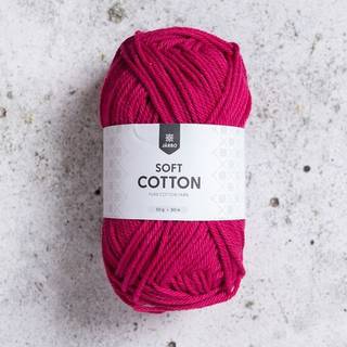 Järbo Soft Cotton 8898 Berry kiss Indhold:100% bomuld Vægt/længde: 50 g = ca. 80 meter Anbefalede pinde: 5 mm Strikkefasthed: 10 x 10 cm = 18 m x 26 p Anbefalet hæklenål: 3.5mm Hæklefasthed:18 fm x 20 r Vask: Maskinvask 40ºC.