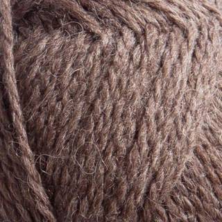 Svarta Fåret Asta 89 chocolate chip Indhold: 50% merinould, 35% akryl, 15% alpakauld Vægt/længde: 50 g = ca. 150 meter Anbefalede pinde: 3,5 mm Strikkefasthed: 10 x 10 cm = 24 m Vaskes på skåneprogram maks. 30°C / Tørres fladt.