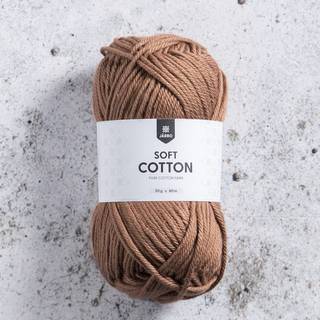 Järbo Soft Cotton 8895 Hazelnut Indhold:100% bomuld Vægt/længde: 50 g = ca. 80 meter Anbefalede pinde: 5 mm Strikkefasthed: 10 x 10 cm = 18 m x 26 p Anbefalet hæklenål: 3.5mm Hæklefasthed:18 fm x 20 r Vask: Maskinvask 40ºC.