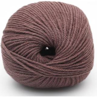 Kremke The Merry Merino 110 GOTS 06 Coffee Indhold: 100% merinould Vægt/længde: 50 g = ca. 110 m Anbefalede pinde: 4-5 mm Strikkefasthed: 10 cm = 18 m Vask: Forsigtig maskinvask.