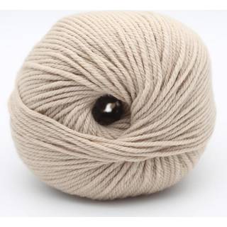 Kremke The Merry Merino 110 GOTS 02 Beige Indhold: 100% merinould Vægt/længde: 50 g = ca. 110 m Anbefalede pinde: 4-5 mm Strikkefasthed: 10 cm = 18 m Vask: Forsigtig maskinvask.