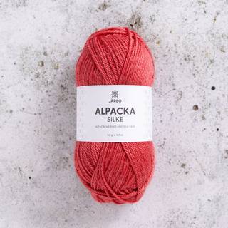 Järbo Alpacka Silke 07 Red ferrari Indhold: 45% baby alpaca, 40% merinould, 15% silke Vægt/længde: 50 g = ca. 165 meter Anbefalede pinde: 3.5 mm Strikkefasthed: 10 x 10 cm = 24 m x 32 p Vask:Håndvask.