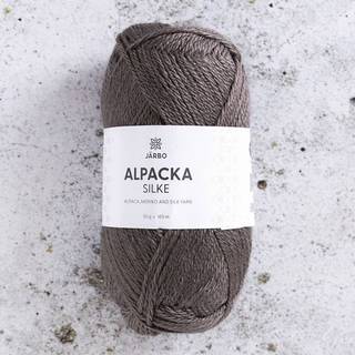 Järbo Alpacka Silke 03 Grey sable Indhold: 45% baby alpaca, 40% merinould, 15% silke Vægt/længde: 50 g = ca. 165 meter Anbefalede pinde: 3.5 mm Strikkefasthed: 10 x 10 cm = 24 m x 32 p Vask:Håndvask.