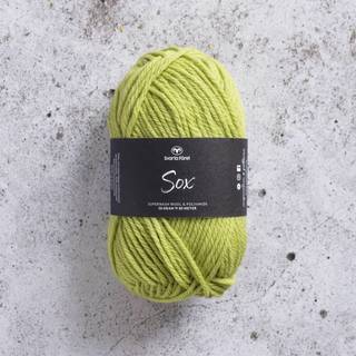 Svarta Fåret Sox 50 g 238 Limegrøn Indhold: 70% uld, 30% polyamid Vægt/længde: 50 g = ca. 80 meter Anbefalede pinde: 5.5 mm Strikkefasthed: 10 cm = 16 m Vask:Maskinvask 40 ºC.