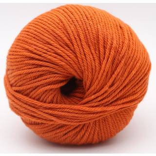 Kremke The Merry Merino 110 GOTS 08 Pumpkin Indhold: 100% merinould Vægt/længde: 50 g = ca. 110 m Anbefalede pinde: 4-5 mm Strikkefasthed: 10 cm = 18 m Vask: Forsigtig maskinvask.