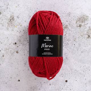 Svarta Fåret Merino Maxi 21 Rubinbegær Indhold: 100% Merinould Vægt/længde: 50 g = ca. 80 meter Anbefalede pinde: 4.5-5.5 mm Strikkefasthed: 10 x 10 cm = 16-18 m x 22-24 p Anbefalede hæklenåle: 5 mm Hæklefasthed: 10 x 10 cm = 14 fm x 17 r Vask: Håndvask, lunkent vand.