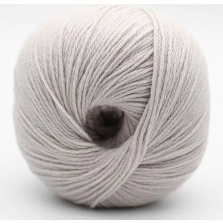 Kremke The Merry Merino 220 GOTS 27 Hellgrau Indhold: 100% økologisk merinould Vægt/længde: 50 g = ca. 220 m Anbefalede pinde: 2.5-3.5 mm Strikkefasthed: 10 cm = 28 m Vask: Finvask30ºC.