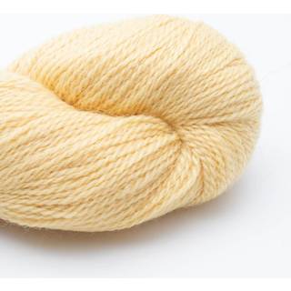 BC Garn Babyalpaca 10/2 RAS 65 Majsgul RAS Indhold: 100% Alpaca Vægt/længde: 50 g. = ca. 250 meter Anbefalede pinde: 2.5-4mm Strikkefasthed: 10 x 10 cm = 31 m x 42 r Vask: Håndvask/ Tåler ikke tørretumbling.