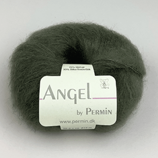 Permin Angel 039 Mørk army Indhold:70% kid mohair, 30% silke Vægt/længde: 25 g = ca. 210 meter Anbefalede pinde: 4.50 mm Strikkefasthed: 10 x 10 cm cm = 20 m x 28 p Vask:Håndvask.