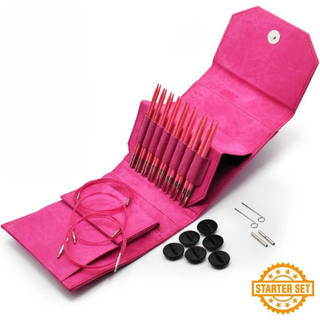 LYKKE Udskiftelige Rundpindesæt Blush, Fuchsia, 13 cm, Materiale:Birketræ Type:Udskiftelige rundpinde Størrelser:3.25, 3.50, 3.75, 4.00, 4.50, 5.00, 5.50 og 6.00 mm Pindelængde:13 cm Tilbehør: 3 x Kabler: 60 cm, 80 cm og 100 cm 2 Kabelovergange 2 Strammenøgler 6 Endestoppere.