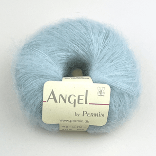 Permin Angel 113 Himmelblå Indhold:70% kid mohair, 30% silke Vægt/længde: 25 g = ca. 210 meter Anbefalede pinde: 4.50 mm Strikkefasthed: 10 x 10 cm cm = 20 m x 28 p Vask:Håndvask.