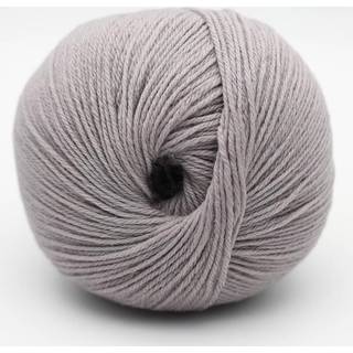 Kremke The Merry Merino 220 GOTS 28 Mittelgrau Indhold: 100% økologisk merinould Vægt/længde: 50 g = ca. 220 m Anbefalede pinde: 2.5-3.5 mm Strikkefasthed: 10 cm = 28 m Vask: Finvask30ºC.