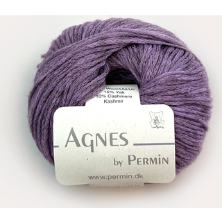 Permin Agnes 06 Støvet Lilla Indhold: 75% uld, 15% yak 10% cashmere Vægt/længde: 25 g = ca. 110 meter Anbefalede pinde: 4.5-5 mm Strikkefasthed: 10 x 10 cm = 21-22 m x 32 p Vask: Skal håndvaskes / Tåler ikke tørretumbling.