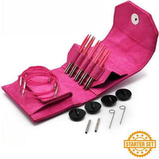 LYKKE Udskiftelige Rundpindesæt Blush, Starter Set, Fuchsia, 9 cm Materiale:Birketræ Type:Udskiftelige rundpinde Størrelser:3.25, 3.50, 3.75, 4.00 og 4.50 mm Pindelængde:9cm Tilbehør: 3 x Kabler: 40 cm, 50 cm og 60 cm 2 Kabelovergange 2 Strammenøgler 4 Endestoppere.