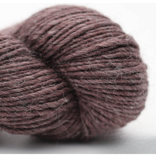 Erika Knight Wild Wool 713 Stride Indhold:85% uld og 15% viskose Vægt/løbelængde: 100 g = ca. 170 m Anbefalede pinde: 4-5 mm Strikkefasthed:10 cm = 18 m Vask:Håndvaskes.