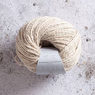 Järbo Select No 4 Botanically Dyed Wool Cotton 02 Acorn hats Indhold: 50% bomuld, 50% fin uld Vægt/længde: 50 g = ca. 140 meter Anbefalede pinde: 4 mm Strikkefasthed: 10 x 10 cm = 21 m x 29 p Anbefalet hæklenål: 5mm Hæklefasthed: 19 fm x 22 r Vask:Håndvask.