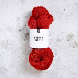 Järbo Svensk Ull 3tr 100g 59025 Dalecarlian horse Materiale: 100% svensk uld Vægt/længde: 100 g = ca. 180 meter Anbefalede pinde: 4.00 mm Strikkefasthed: 10 x 10 cm = 21 m x 26 p Vask: Håndvask / Tørres fladt.