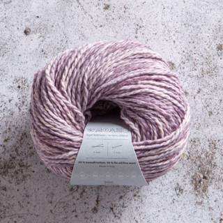 Järbo Select No 4 Botanically Dyed Wool Cotton 07 Red cabbage Indhold: 50% bomuld, 50% fin uld Vægt/længde: 50 g = ca. 140 meter Anbefalede pinde: 4 mm Strikkefasthed: 10 x 10 cm = 21 m x 29 p Anbefalet hæklenål: 5mm Hæklefasthed: 19 fm x 22 r Vask:Håndvask.