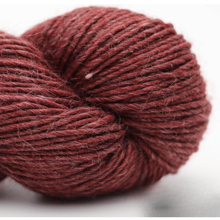 Erika Knight Wild Wool 711 Parade Indhold:85% uld og 15% viskose Vægt/løbelængde: 100 g = ca. 170 m Anbefalede pinde: 4-5 mm Strikkefasthed:10 cm = 18 m Vask:Håndvaskes.