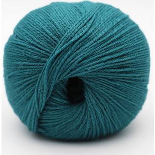 Kremke The Merry Merino 220 GOTS 18 Dunkelpetrol Indhold: 100% økologisk merinould Vægt/længde: 50 g = ca. 220 m Anbefalede pinde: 2.5-3.5 mm Strikkefasthed: 10 cm = 28 m Vask: Finvask30ºC.