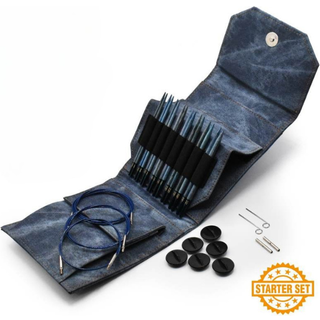 LYKKE Udskiftelige Rundpindesæt Indigo, Starter Set, Blå, 13 cm Materiale:Birketræ Type:Udskiftelige rundpinde Størrelser:3.25, 3.50, 3.75, 4.00, 4.50, 5.00, 5.50 og 6.00 mm Pindelængde:13 cm Tilbehør: 3 x Kabler: 60 cm, 80 cm og 100 cm 2 Kabelovergange 2 Strammenøgler 6 Endestoppere.