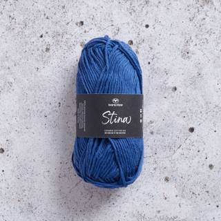 Svarta Fåret Stina 73 Blå iolit Indhold: 100% kæmmet bomuld Vægt/længde: 50 g = ca. 80 meter Anbefalede pinde: 5 mm Strikkefasthed: 10 x 10 cm = 18 m Vask: Vask ved 40 ℃.