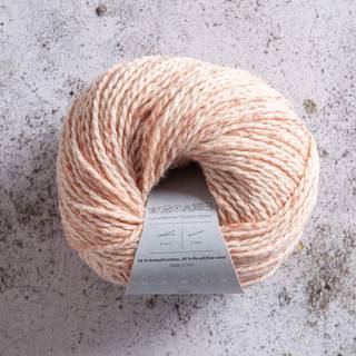 Järbo Select No 4 Botanically Dyed Wool Cotton 04 Mudder root Indhold: 50% bomuld, 50% fin uld Vægt/længde: 50 g = ca. 140 meter Anbefalede pinde: 4 mm Strikkefasthed: 10 x 10 cm = 21 m x 29 p Anbefalet hæklenål: 5mm Hæklefasthed: 19 fm x 22 r Vask:Håndvask.