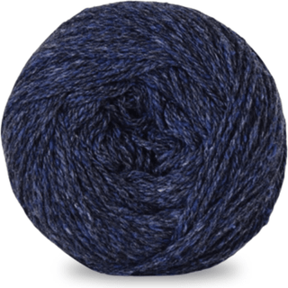 Hjertegarn Organic Trio 5034 Indhold: 50% organisk merinould, 25% organisk bomuld, 25% silke Vægt/længde: 50 g = ca. 230 meter Anbefalede pinde: 4 mm Strikkefasthed: 10 x 10 cm = 22 m Vask:Uldvask 30º.