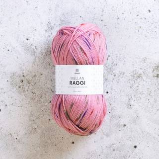 Järbo Mellanraggi 100g 28452 Dotted Darling Materiale: 75% superwash uld, 25% polyamid Vægt/længde: 100 g = ca. 260 meter Anbefalede pinde: 3.00 mm Strikkefasthed: 10 x 10 cm = 25 m x 33 p Anbefalet hæklenål: 4.00 mm Hæklefasthed: 10 x 10 cm = ca. 16 fm x 20 p Vask: Maskinvask maks. 40°C / Tørres fladt.