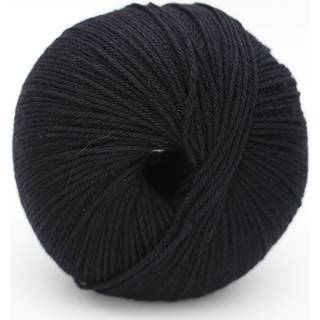 Kremke The Merry Merino 220 GOTS 31 Schwarz Indhold: 100% økologisk merinould Vægt/længde: 50 g = ca. 220 m Anbefalede pinde: 2.5-3.5 mm Strikkefasthed: 10 cm = 28 m Vask: Finvask30ºC.