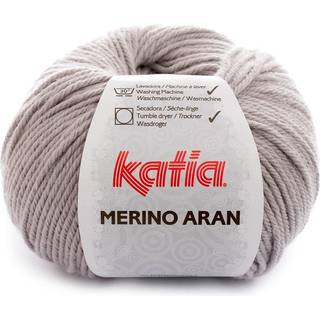 Katia Merino Aran 012 Lys grå Indhold: 52% superwash merinould, 48% akryl Vægt/længde: 100 g = ca. 155 meter Anbefalede pinde: 4.5-5.5 mm Strikkefasthed: 10 x 10 cm = 16 m x 20 p Vask: Finvask 30℃ / Kan tørretumbles.