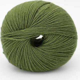 Kremke The Merry Merino 220 GOTS 33 Waldgrün Indhold: 100% økologisk merinould Vægt/længde: 50 g = ca. 220 m Anbefalede pinde: 2.5-3.5 mm Strikkefasthed: 10 cm = 28 m Vask: Finvask30ºC.