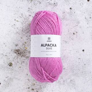 Järbo Alpacka Silke 20 Pink cupcake Indhold: 45% baby alpaca, 40% merinould, 15% silke Vægt/længde: 50 g = ca. 165 meter Anbefalede pinde: 3.5 mm Strikkefasthed: 10 x 10 cm = 24 m x 32 p Vask:Håndvask.