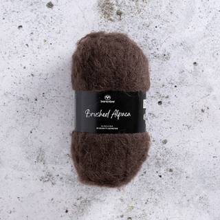 Svarta Fåret Brushed Alpaca 009 Espresso martini Indhold: 91% alpaca, 9% nylon Vægt/længde: 50 g = ca. 110 meter Anbefalede pinde: 6 mm Strikkefasthed: 10 x 10 cm = 12-18 m x 18-24 p Vask:Håndvask.